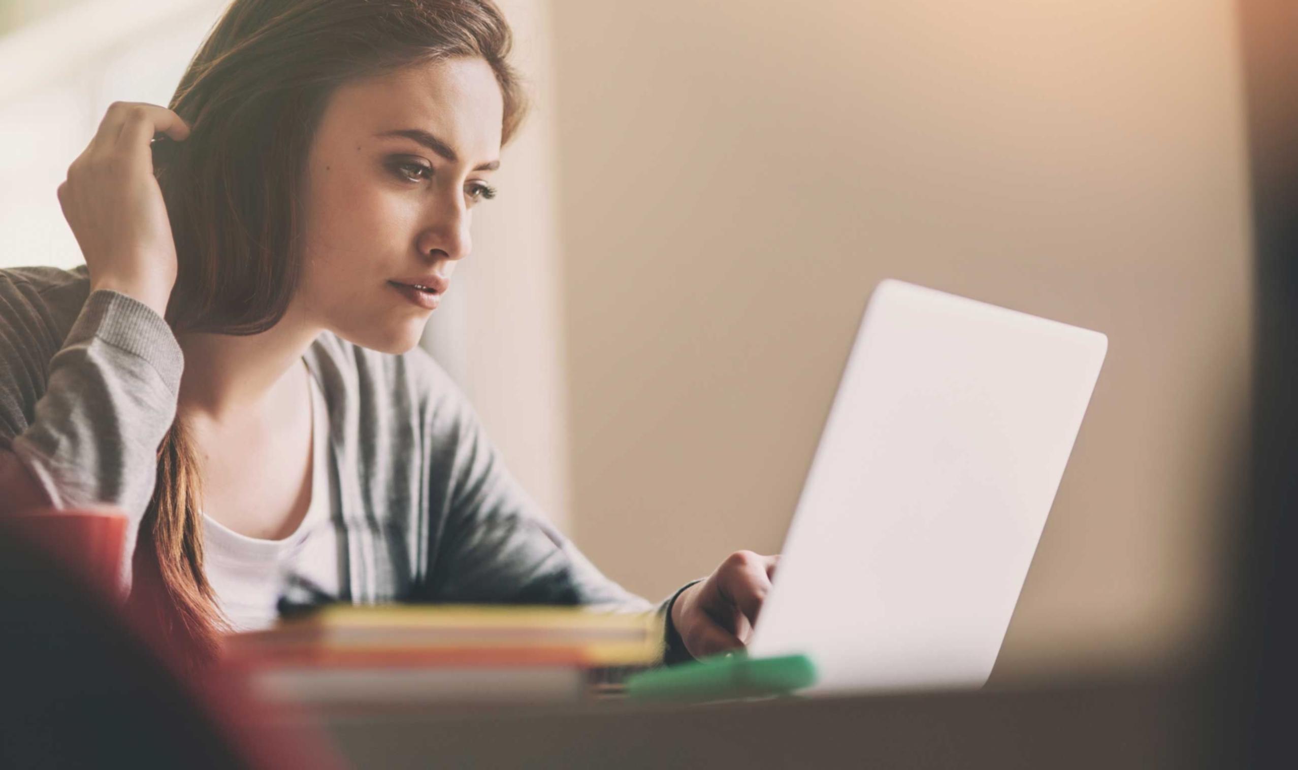 Sesión de webinar en vivo con participantes interactuando