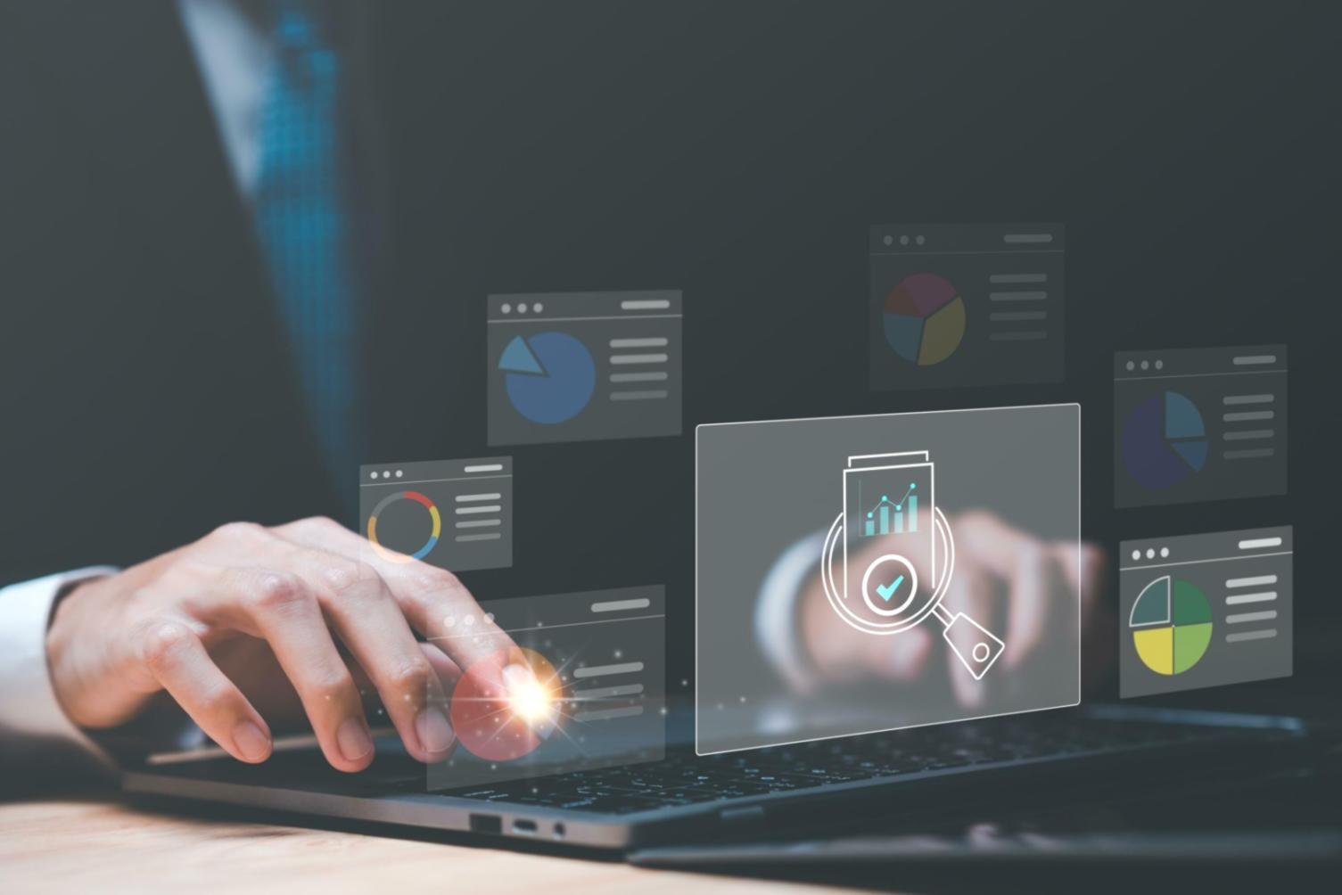 Instructor preparando material didáctico para webinar