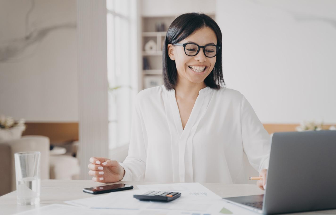Estudiantes colaborando en ejercicios prácticos